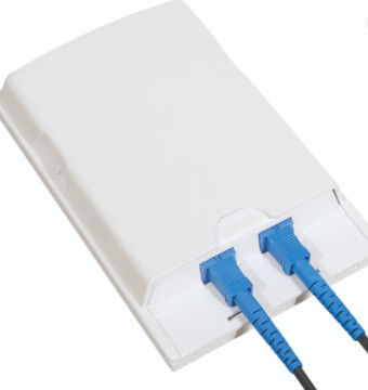 FTTH 2 Cores กล่องต่อสายไฟเบอร์ออปติก PC ABS 2 ชิ้น SC อะแดปเตอร์ในร่มหรือกลางแจ้ง