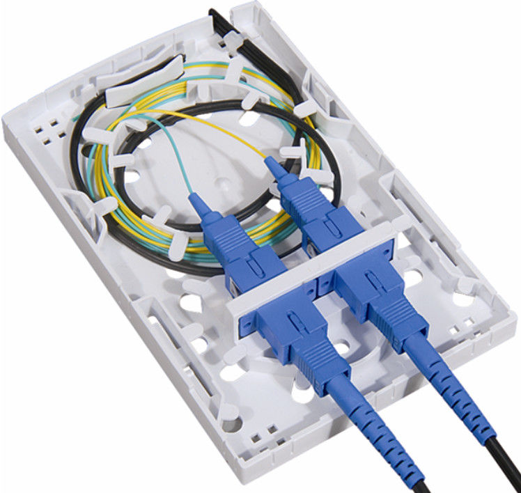 FTTH 2 Cores กล่องต่อสายไฟเบอร์ออปติก PC ABS 2 ชิ้น SC อะแดปเตอร์ในร่มหรือกลางแจ้ง