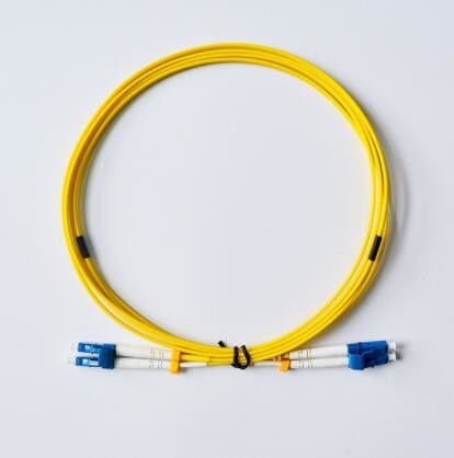 G657A Pigtail PVC LSZH สายแพทช์โหมดเดียวดูเพล็กซ์ LC / UPC ถึง LC / UPC